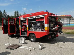 Read more about the article Deťom zo ZŠ Golianova ukázali vybavenie hasičského vozidla Iveco Daily